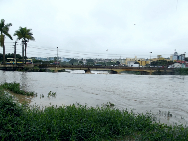 Imagem Ilustrativa da Rio Itapecerica na Ponte do Niterói, em Divinópolis, as 10 horas desta segunda (18)